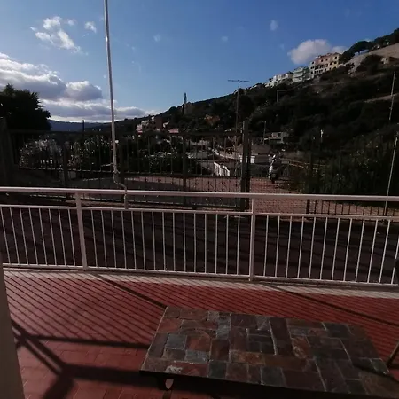 Rum i privatbostad Con Terrazza Vista Panoramica Ed Uso Cucina In Casa Quadrilocale