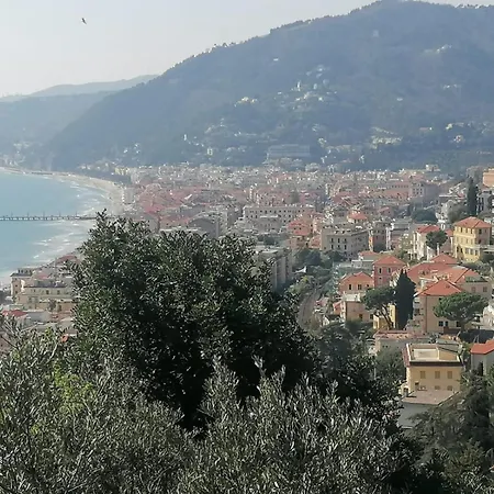 Con Terrazza Vista Panoramica Ed Uso Cucina In Casa Quadrilocale Alassio